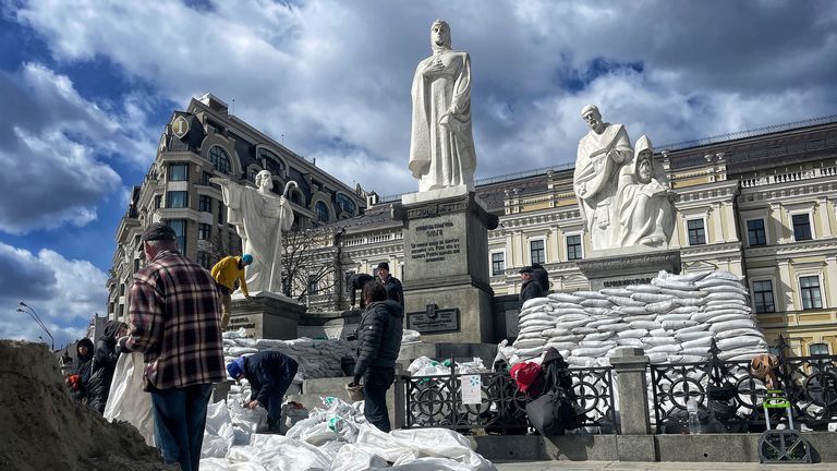 Gönüllüler Kiev'deki anıtları kum torbalarıyla çevreleyerek koruyorlar.  Resim: Chris Cunningham