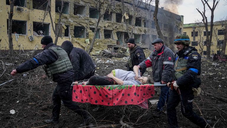 Ukrainian emergency employees and volunteers carry an injured pregnant woman from a maternity hospital that was damaged by shelling in Mariupol, Ukraine, Wednesday, March 9, 2022. (AP Photo/Evgeniy Maloletka)
PIC:AP

