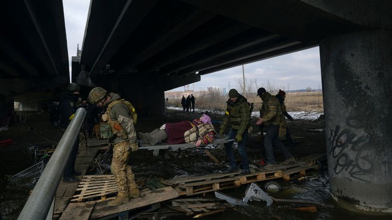 Une personne est transportée, alors que l'invasion russe de l'Ukraine se poursuit, à Romanivka, Ukraine, le 9 mars 2022. REUTERS/Maksim Levin