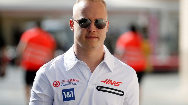 Foto de archivo: Fórmula 1 F1 - Gran Premio de Abu Dabi - Circuito Yas Marina, Abu Dabi, Emiratos Árabes Unidos - 9 de diciembre de 2021 Haas & # 39;  Nikita Mazepin llega antes del inicio del Gran Premio de Abu Dhabi - Reuters / Hamad bin Mohammed / File Photo