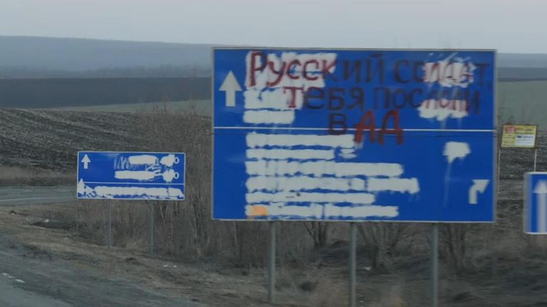 İzyum'un dışında bir tabelada 'Rus askeri, cehenneme gönderildin' yazıyor.