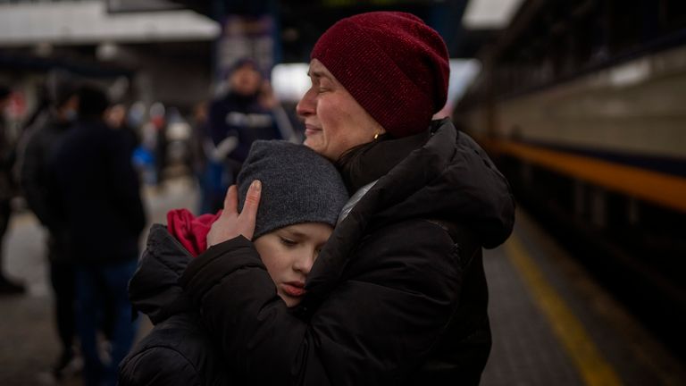 Tania, 38 anni, piange con suo figlio Bogdan, 10 anni, prima di salire su un treno per Leopoli alla stazione di Kiev, in Ucraina, giovedì 3 marzo 2022 (AP Photo/Emilio Morenatti)