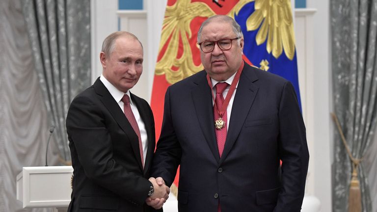 Russian President Vladimir Putin (L) shakes hands with Russian businessman and founder of USM Holdings Alisher Usmanov during an awarding ceremony at the Kremlin in Moscow, Russia November 27, 2018. Sputnik/Alexei Nikolsky/Kremlin via REUTERS ATTENTION EDITORS - THIS IMAGE WAS PROVIDED BY A THIRD PARTY.
