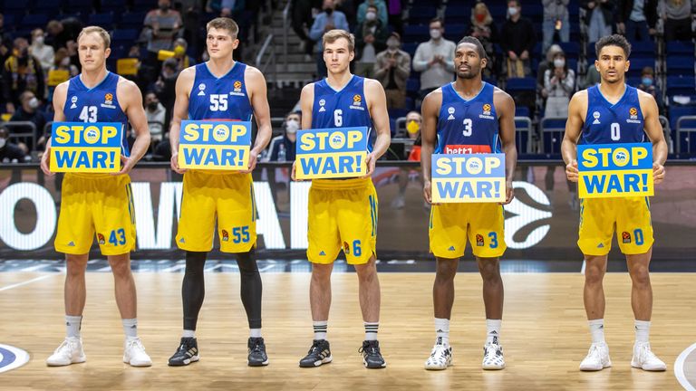 Οι ανδρικές ομάδες μπάσκετ στη Γερμανία τιμούν τη μνήμη όσων σκοτώθηκαν στην ουκρανική σύγκρουση. 