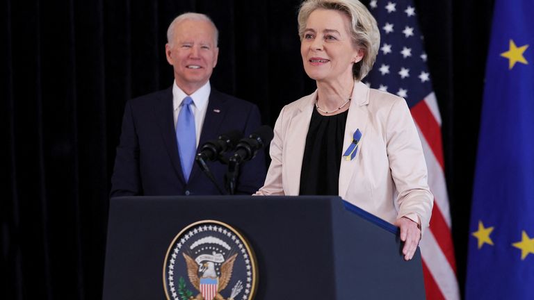 La présidente de la Commission européenne, Ursula von der Leyen, fait une déclaration de presse conjointe avec le président américain Joe Biden à la mission américaine à Bruxelles, Belgique, le 25 mars 2022. REUTERS/Evelyn Hockstein
