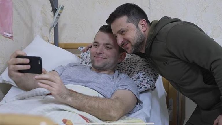 Volodymyr Zelenskyy visits the visiting the & # 39; wounded defenders of Ukraine & # 39;
