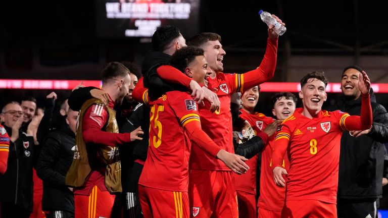 I giocatori del Galles festeggiano dopo la partita di spareggio della Coppa del Mondo 2022 tra Galles e Austria