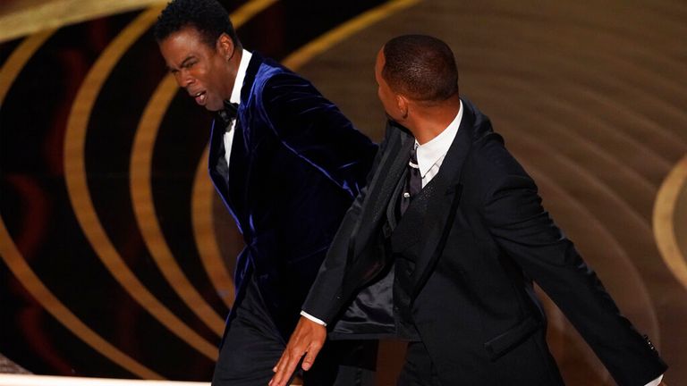 Will Smith golpea al presentador Chris Rock en el escenario mientras presenta el premio al Mejor Documental en los Oscar en el Dolby Theatre de Los Ángeles el domingo 27 de marzo de 2022.  (Foto AP/Chris Pissello)