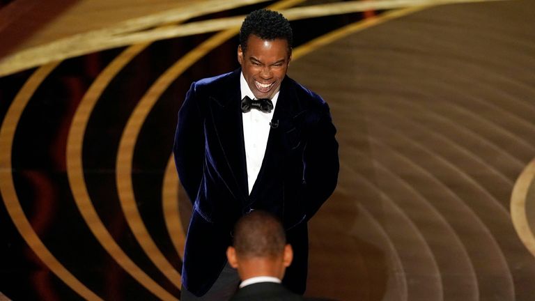 ¿Llevaba Chris Rock una almohadilla en la mejilla en los Oscar cuando Will Smith lo abofeteó?  Los usuarios de las redes sociales comentan que fue un montaje: estos son los hechos |  Noticias del mundo