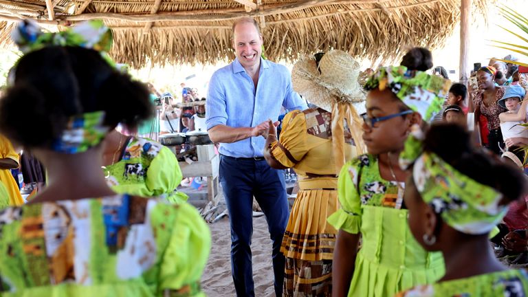 Le prince William de Grande-Bretagne danse avec les habitants lors de sa visite à Hopkins, un petit village sur la côte considéré comme le centre culturel de la communauté Garifuna au Belize, au milieu d'une tournée dans les Caraïbes, le 20 mars 2022
