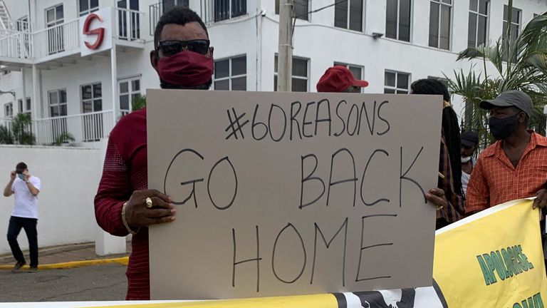 Des manifestants se rassemblent devant un bureau du gouvernement britannique à Kingston, la capitale jamaïcaine