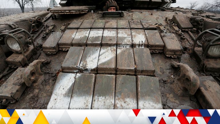 Automjete ushtarake e Ushtrisë Ruse me shkronjën 'Z'  mbi të kalon pranë një monumenti që shfaq një tank të epokës sovjetike, pasi Presidenti rus Vladimir Putin autorizoi një operacion ushtarak në Ukrainën lindore, në qytetin Armyansk, Krime, 24 shkurt 2022