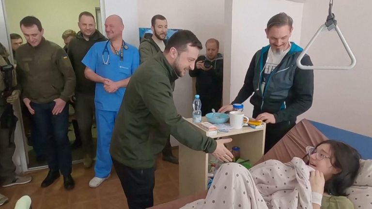 Ukrainian president, Volodymyr Zelenskyy, surprised victims of Russian attacks with a visit in hospital. 