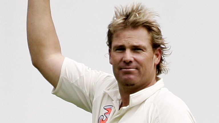 Shane Warne salutes the crowd in his final Test match