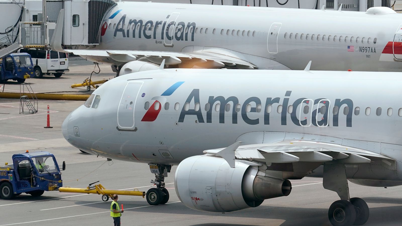 Пассажир American Airlines, который плюнул на экипаж и попытался открыть дверь в полете, получил рекордный штраф |  новости США