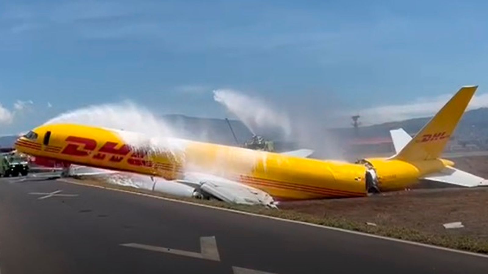 Avión de carga de DHL se parte en dos tras derrapar en la pista durante un aterrizaje de emergencia |  Noticias del mundo