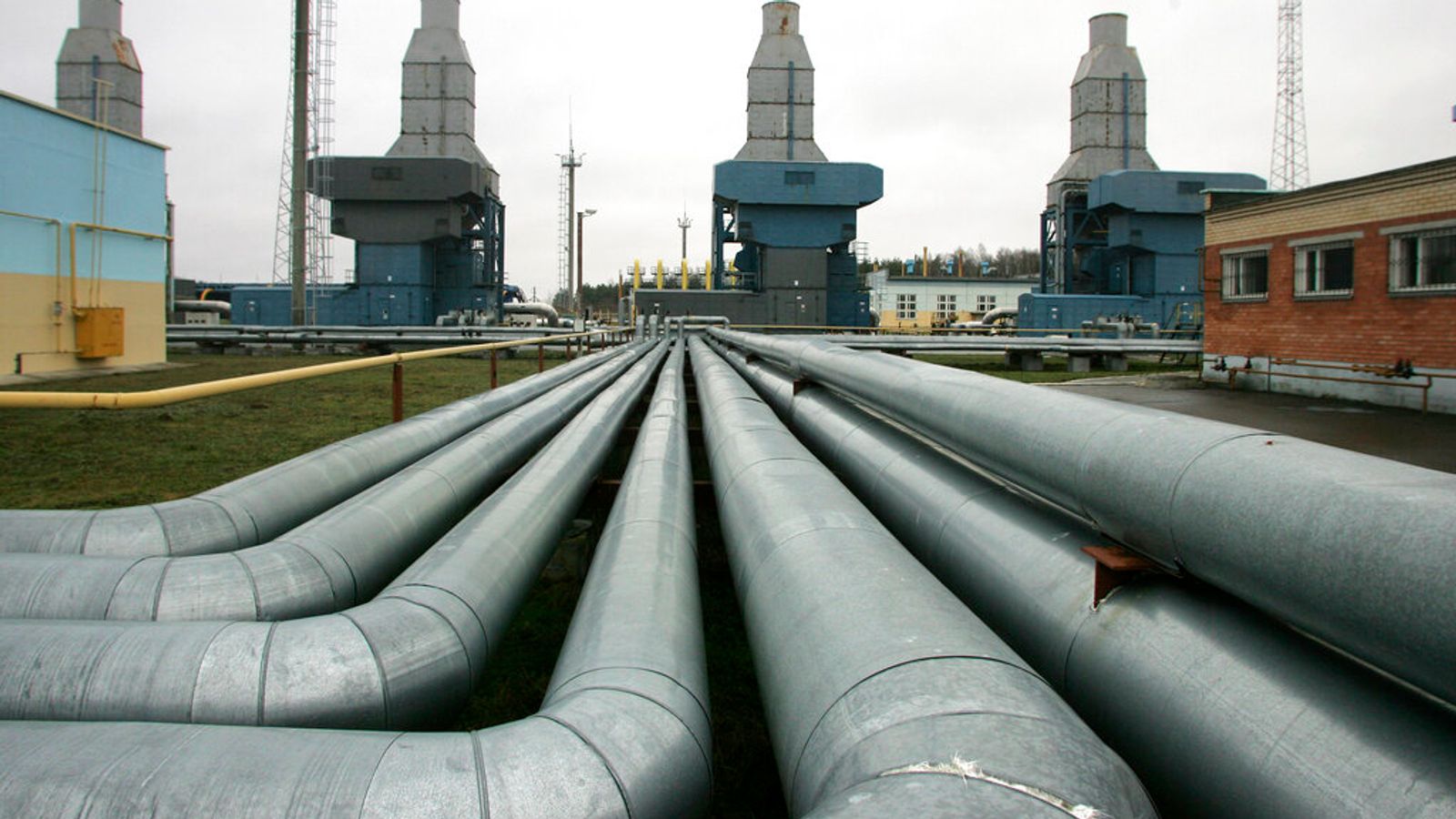 Rosja wstrzymuje dostawy gazu ziemnego do Polski i Bułgarii |  wiadomości ze świata