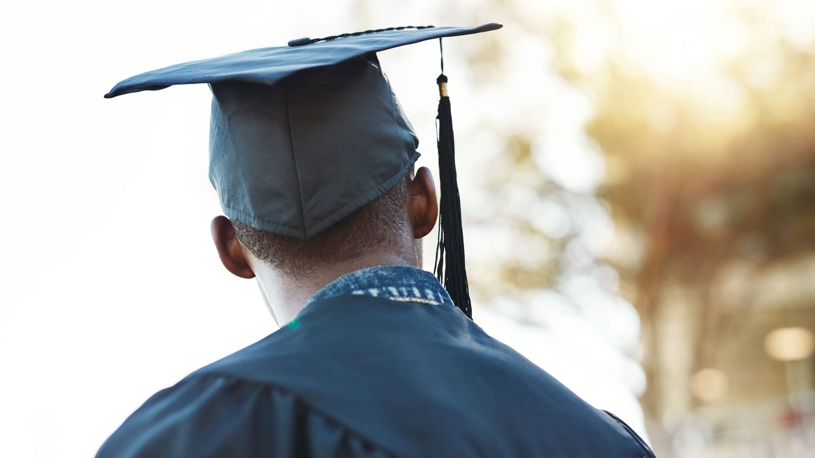 Les diplômés font face à un taux d’intérêt de 12 % sur les prêts étudiants |  Actualité économique