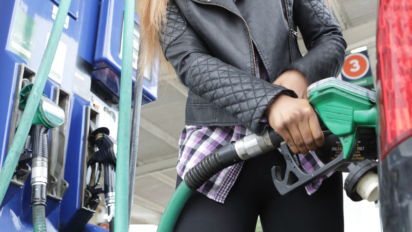 Le coût du remplissage d’un réservoir d’essence atteint 98 £ pour la première fois de l’histoire – et les prix continuent de grimper |  Actualité économique