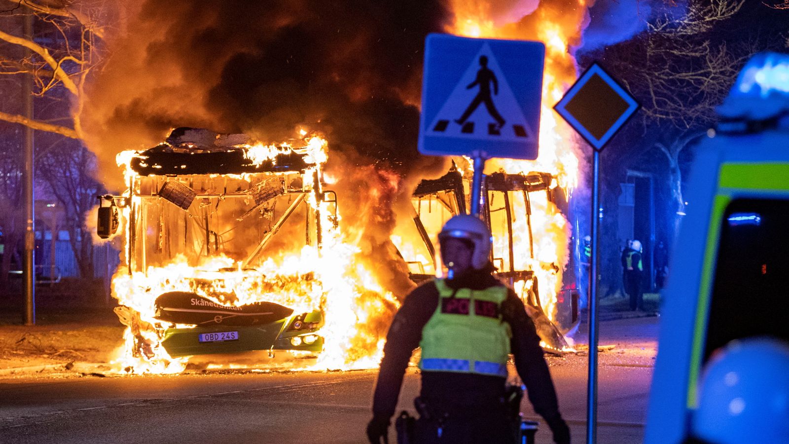 Protesty w Szwecji: Trzech rannych w wyniku zamieszek związanych z planowaniem spalenia Koranu |  wiadomości ze świata
