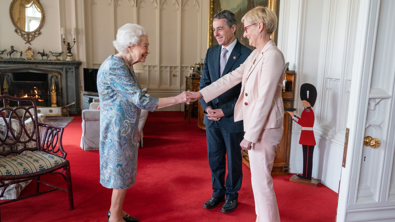 Queen in high spirits as she returns to work at Windsor Castle for ...