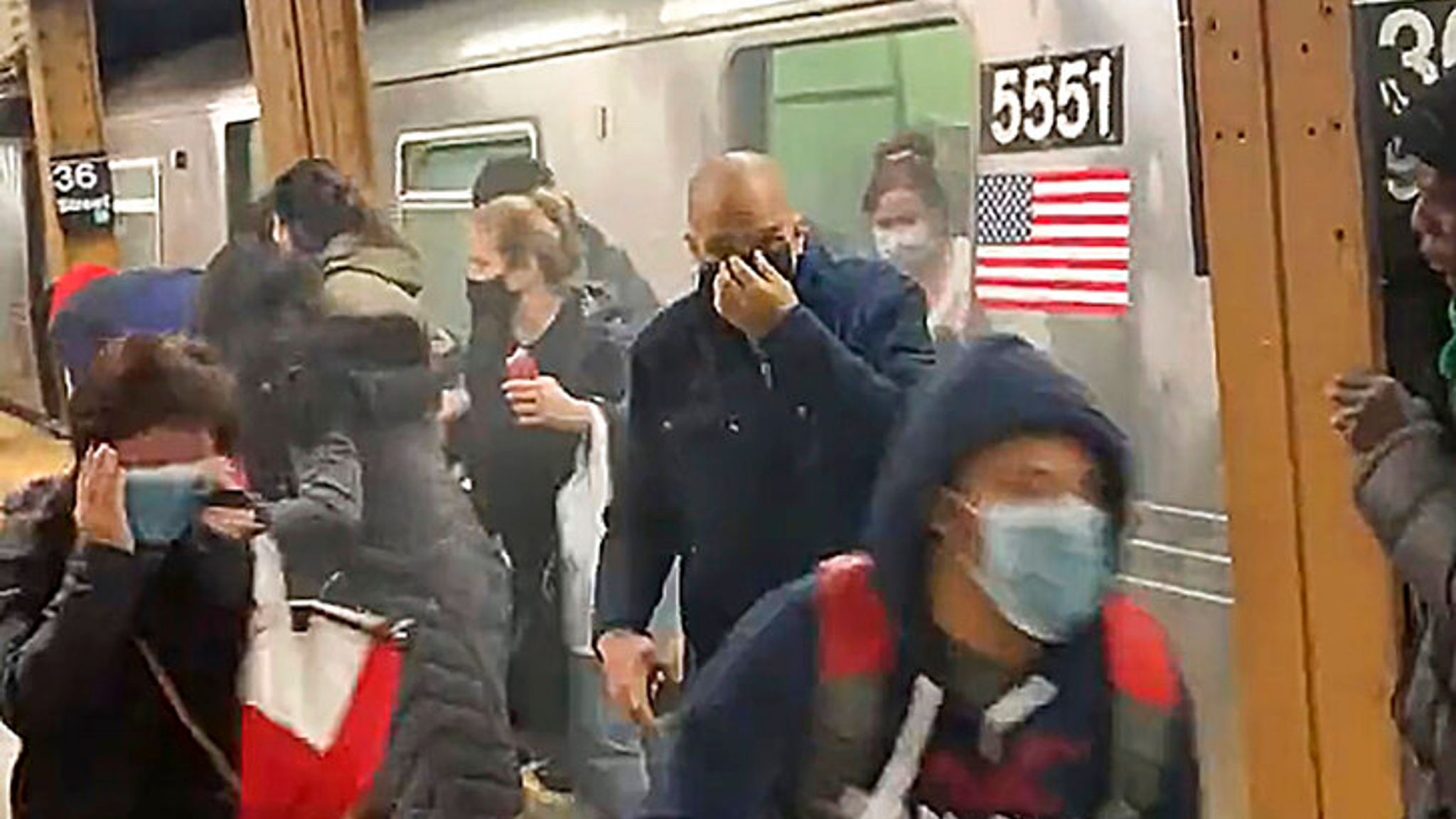 Кто стрелял в праге. Метро NY. Маска на Ньюс. USA Subway Train. New York Subway.