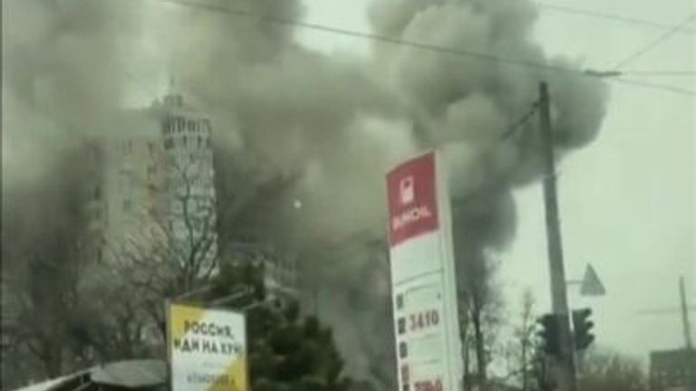 Sky News a verificat și localizat videoclipuri distribuite pe rețelele de socializare care arată două lovituri aeriene asupra clădirilor din Odesa.