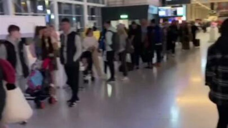 Les passagers font la queue à l'aéroport de Manchester alors que le personnel essaie de répondre à la demande. 