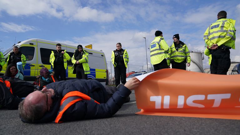 Des militants sont allongés sur la route du terminal pétrolier de Kingsbury, dans le Warwickshire