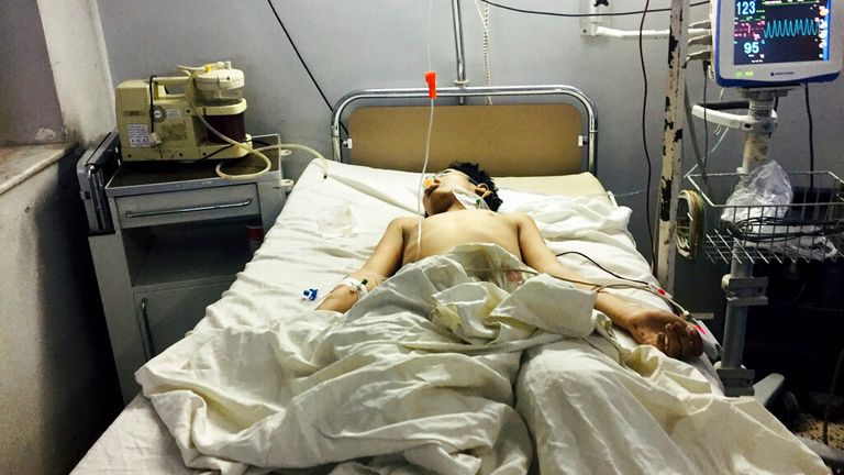 Afganistan'ın kuzeyindeki Mezar-ı Şerif'te Perşembe günü meydana gelen bombalı saldırının ardından yaralı bir adam hastanede tedavi altına alındı.
