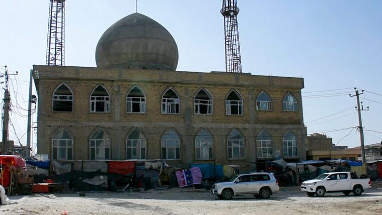 Afganistan'ın Mezar-ı Şerif vilayetinde geçen Perşembe günü bir caminin içinde bomba patladı.