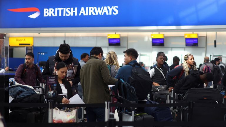 Passengers queue for airport check-in ahead of the Easter Bank Holiday weekend, at Heathrow Airport, in London, Britain, April 14, 2022. REUTERS/Hannah McKay
