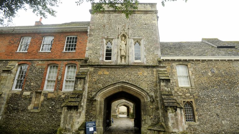 Winchester College fondé en 1382 par l'évêque William de Wykeham est un internat indépendant pour garçons à Winchester, Hampshire, Angleterre, Royaume-Uni