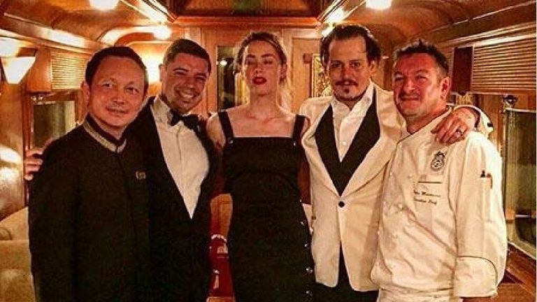 Johnny Depp et Amber Heard photographiés lors de leur lune de miel sur l'Orient Express en 2015. L'agent de sécurité Malcolm Connolly, qui a pris la photo, dit que Depp a une ecchymose sous l'œil gauche.