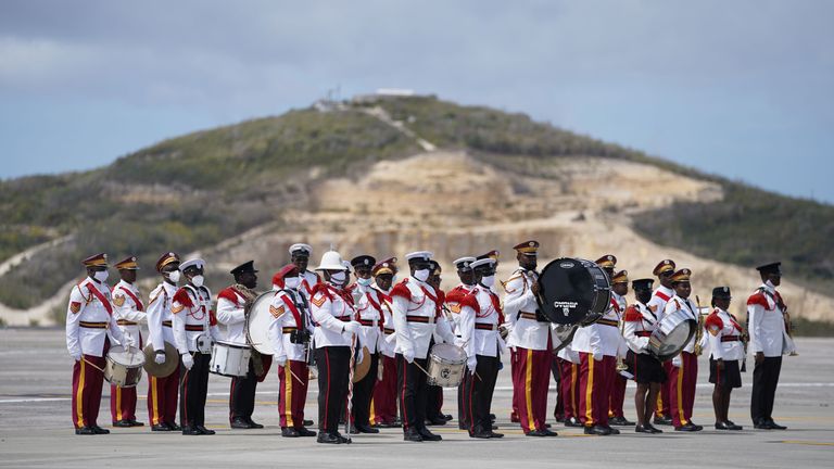 Les membres de la bande des forces armées lors d'une garde d'honneur pour le comte de Wessex à l'aéroport international VC Bird, Antigua-et-Barbuda, alors qu'il poursuit sa visite dans les Caraïbes, pour marquer le jubilé de platine de la reine.  Date de la photo : lundi 25 avril 2022.
