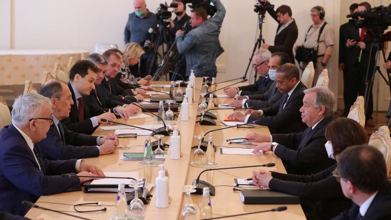 BM Genel Sekreteri Antonio Guterres ve Rusya Dışişleri Bakanı Sergei Lavrov 26 Nisan 2022'de Rusya'nın Moskova kentinde bir araya geldi. Maxim Shipenkov/Pool via REUTERS