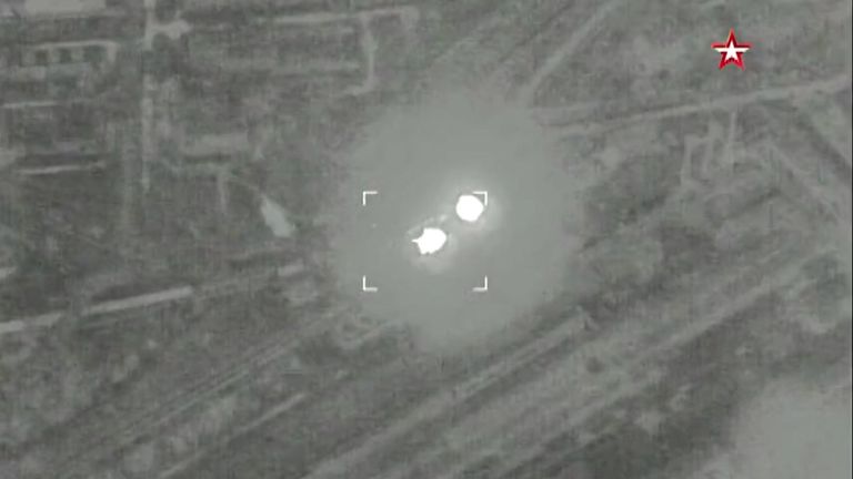 Rosyjskie Ministerstwo Obrony udostępniło materiał filmowy pokazujący naloty na hutę Azowstal w Mariupolu.