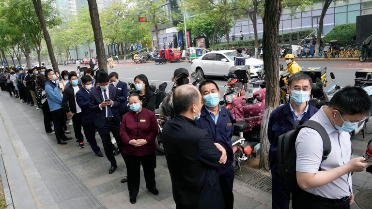 People form a line to take PCR tests in Beijing on April 25, 2022, after authorities announced tighter controls against COVID-19. (Kyodo via AP Images) ==Kyodo
PIC:AP
