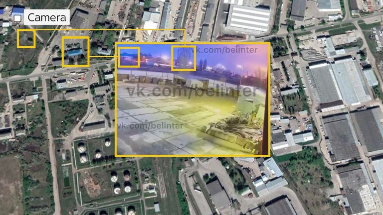 Saldırıyı yakalayan kamera, burada sol üstte görülen, petrol deposunun kuzeyindeki bir binada.  Görüntülerde kule ve mavi çatılı bina gibi ayırt edici simgeleri görebiliyoruz.  Resim: Google Haritalar