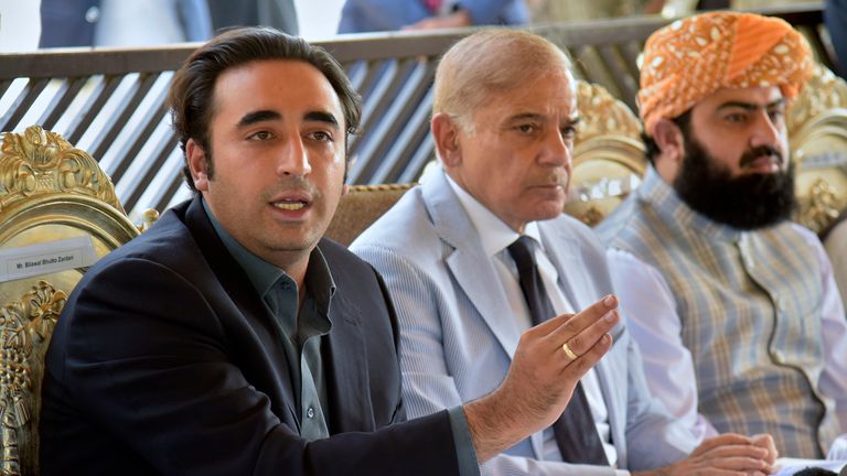 Les dirigeants des partis d'opposition pakistanais Bilawal Bhutto Zardari, à gauche, Shahbaz Sharif, au centre, et Asadur Rehman donnent une conférence de presse sur la situation politique actuelle, à Islamabad, au Pakistan, le lundi 4 avril 2022. Imran Khan et ses alliés avaient le droit légal de dissoudre le parlement et de préparer le terrain pour des élections anticipées.  (AP Photo/F. Khan) PIC: AP

