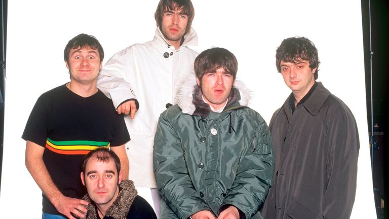 Anggota Oasis (LR) Alan White, Paul 'Bonehead'  Arthurs, Liam Gallagher, Noel Gallagher dan Paul Guigsy McGuigan pada tahun 1996