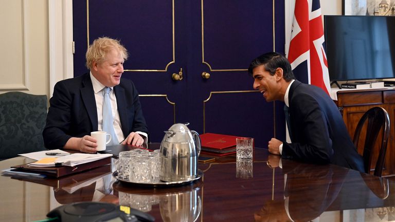 Premier anniversaire du Premier ministre Boris Johnson…19/02/2020 Londres, Royaume-Uni.  Le Premier ministre britannique Boris Johnson a une réunion privée avec le chancelier de l'Échiquier Rishi Sunak dans son bureau au No10 Downing Street après le remaniement ministériel Photo par Andrew Parsons / No10 Downing Street
