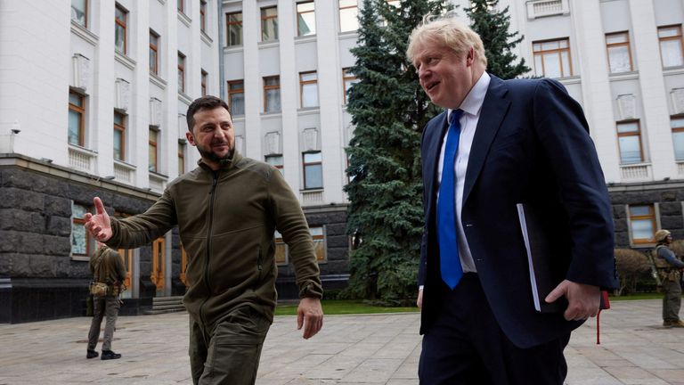 Volodymyr Zelenskyy ve Boris Johnson Kiev'de