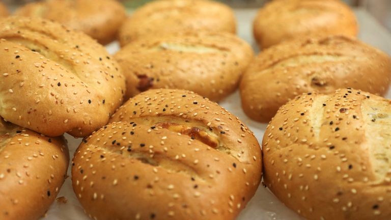 Lübnan, Beyrut'taki bir fırında taze ekmek parçaları satışa sunuldu 8 Mart 2022. REUTERS/Mohamed Azakir
