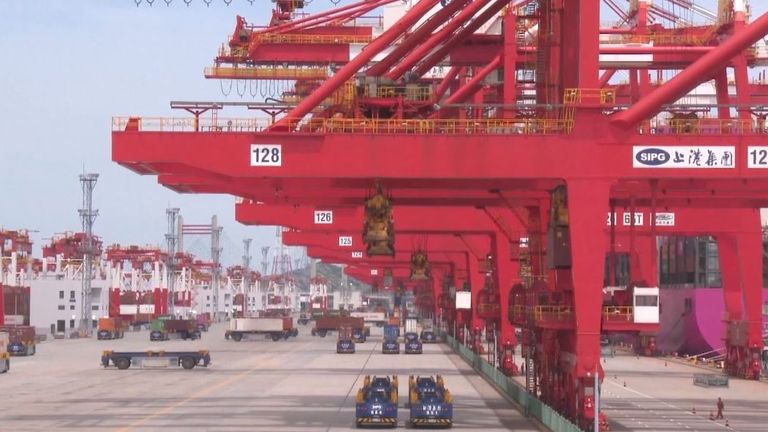 Le port de Shanghai est l'un des ports les plus fréquentés au monde.  Photo : Télévision centrale de Chine (CCTV)/AP