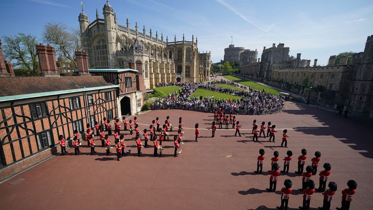 Trupa Coldstream Guards (stânga), joacă Happy Birthday pentru a marca cea de-a 96-a naștere a Reginei Elisabeta a II-a, alături de Batalionul 1 al Gărzilor Coldstream în timpul Schimbării Garzii de la Castelul Windsor.  Data fotografiei: joi, 21 aprilie 2022.