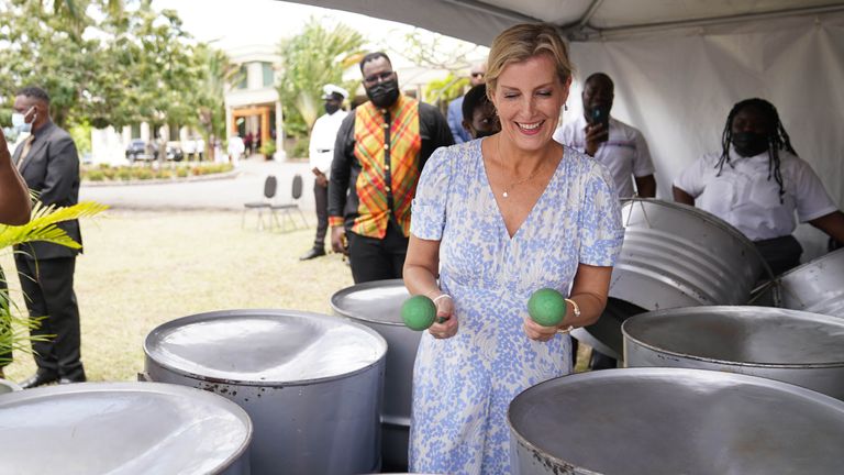 La comtesse de Wessex jouant des tambours en acier dans le jardin de Government House, St. John's, Antigua-et-Barbuda, alors qu'elle poursuit sa visite dans les Caraïbes, pour marquer le jubilé de platine de la reine.  Date de la photo : lundi 25 avril 2022.