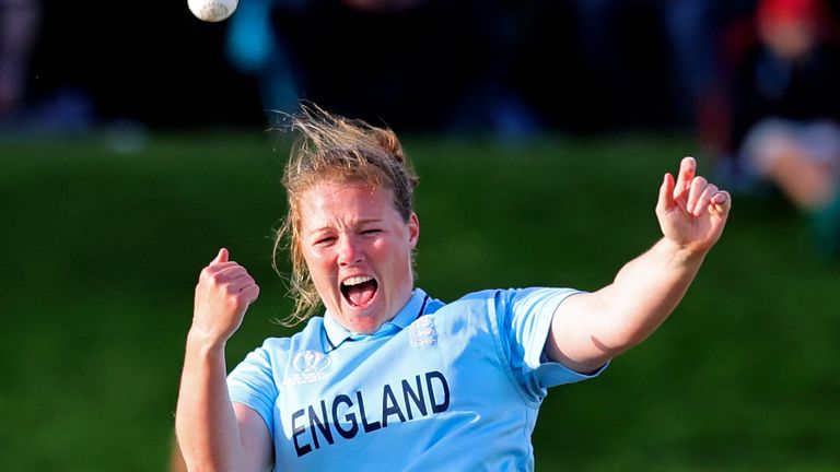 L'Angleterre... Anya Shrubsole célèbre une prise et une prise au bol de l'Afrique du Sud... Laura Wolvaardt pour aucune course lors de leur demi-finale du match de cricket de la Coupe du monde de cricket féminin à Christchurch, en Nouvelle-Zélande, le jeudi 31 mars , 2022. (Martin Hunter/Photosport via AP)                                           