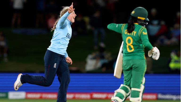 Angleterre... Sophie Ecclestone, à gauche, célèbre le guichet de l'Afrique du Sud... Trisha Chetty, à droite, lors de leur demi-finale du match de cricket de la Coupe du monde de cricket féminin à Christchurch, en Nouvelle-Zélande, le jeudi 31 mars , 2022. (Martin Hunter/Photosport via AP)            