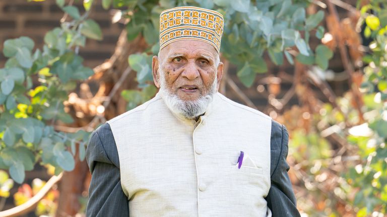 102 yaşındaki Dabirul Islam Choudhury, Londra'nın doğusundaki evinin önünde 102 saniyelik bir saygı duruşunda bulundu.